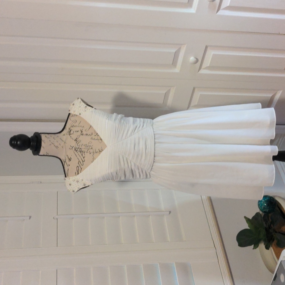 EUC | Minuet | White Beaded Sleeve Dress